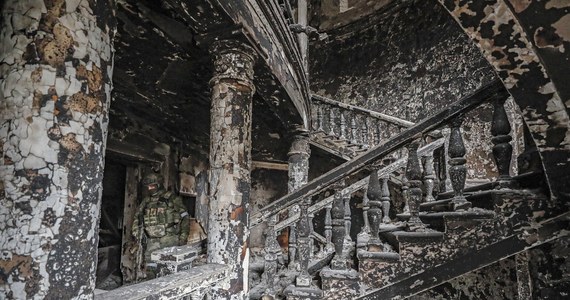 W zbombardowanym w marcu przez rosyjskie wojska budynku teatru dramatycznego w Mariupolu mogło zginąć nawet 800 osób. Wstrząsające informacje przekazał Mychajło Puryszew, ukraiński wolontariusz, który pomagał ratować mieszkańców miasta podczas walk.
