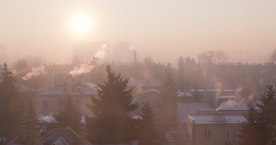 W środę na stacjach monitoringu powietrza we wschodniej Polsce odnotowuje się podwyższone stężenia pyłów PM10. W związku z tym, Rządowe Centrum Bezpieczeństwa rozesłało alerty. Ostrzeżenia dotyczą głównie Podlasia i Lubelszczyzny. 