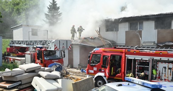 Trzy osoby zginęły, a 11 zostało rannych w wyniku pożaru budynku noclegowego w Bydgoszczy. Ogień został opanowany dopiero po kilku godzinach.