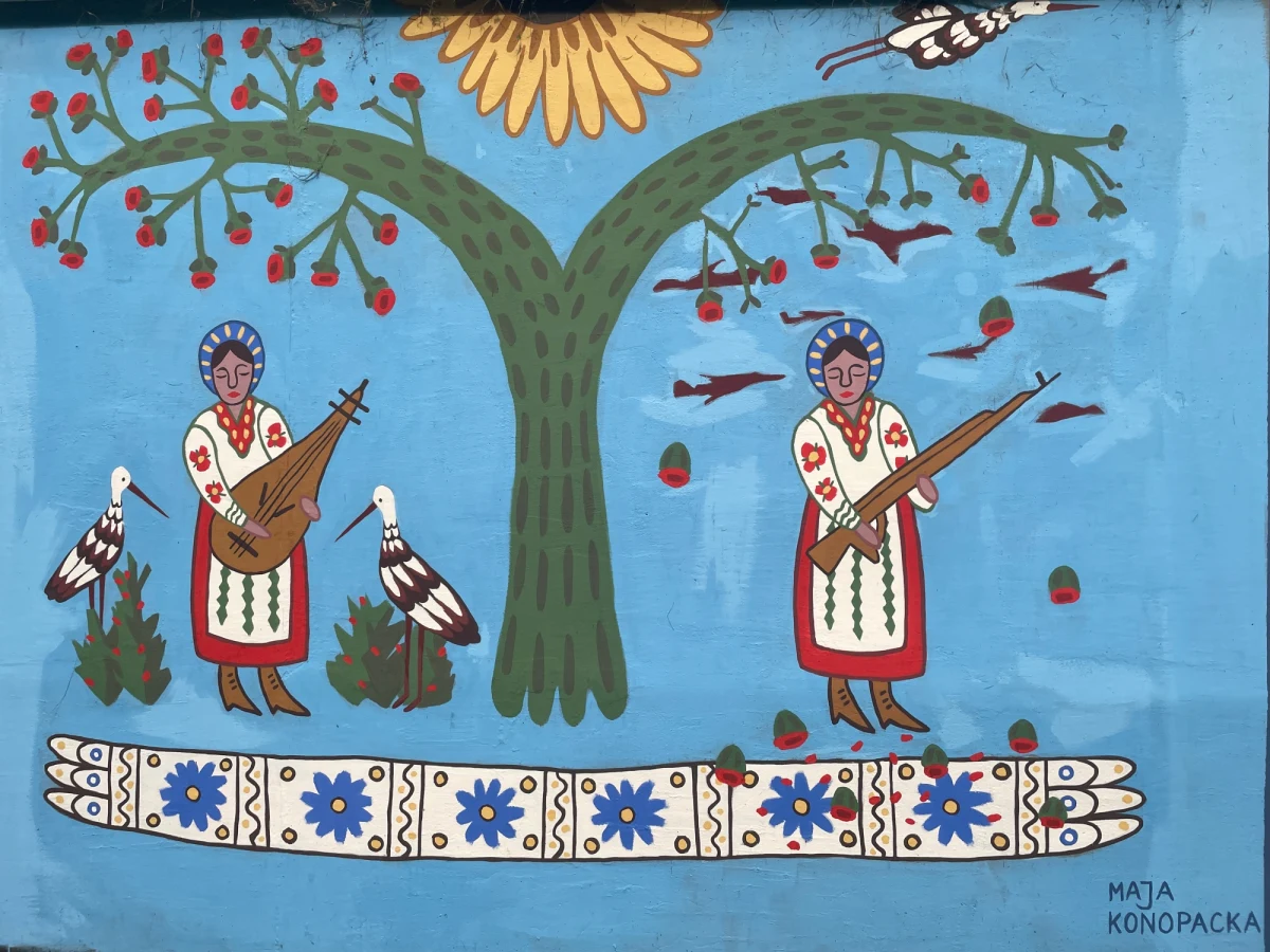 Ponad 30 antywojennych murali powstało w ostatnich sześciu miesiącach na murze obok stacji Pomorskiej Kolei Metropolitalnej Gdańsk-Jasień. Większość jest autorstwa trójmiejskich artystów, ale swój sprzeciw wobec wojny na Ukrainie wyrazili też studenci z Lublina i Wrocławia oraz młodzi artyści pochodzący z Ukrainy i Białorusi.

