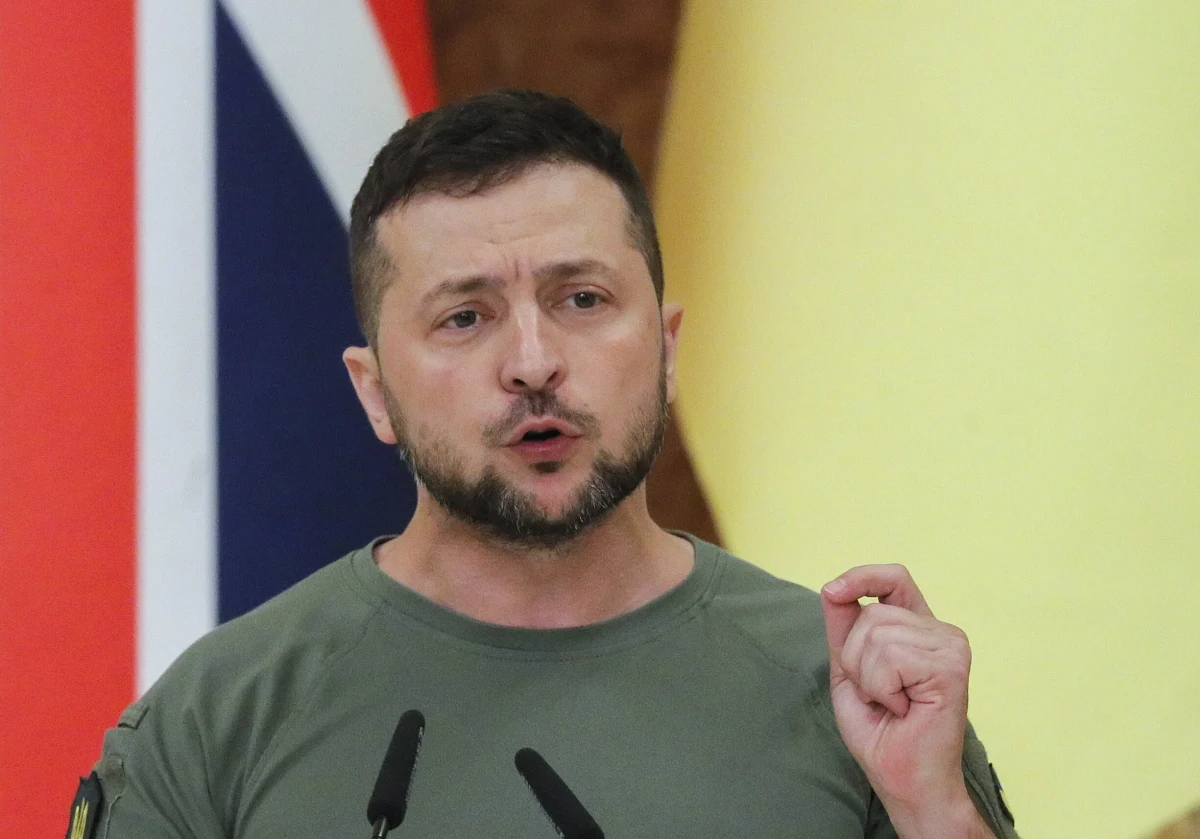 Co najmniej 22 osoby zginęły, a 50 zostało rannych w wyniku rosyjskiego ostrzału rakietowego stacji kolejowej w Czaplinie w obwodzie dniepropietrowskim. Informację o ataku prezydent Ukrainy Wołodymyr Zełenski przekazał na forum Rady Bezpieczeństwa ONZ. Zełenski oskarżył też Rosję o doprowadzenie świata na skraj katastrofy jądrowej i wezwał Międzynarodową Agencję Energii Atomowej, by przejęła kontrolę nad Zaporoską Elektrownią Atomową, okupowaną przez wojska rosyjskie.