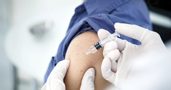 Do 30 września Oddziały Wojewódzkie Narodowego Funduszu Zdrowia przyjmują wnioski od placówek medycznych i aptek, które chcą szczepić przeciwko grypie. Za podanie szczepionki zapłaci NFZ.
