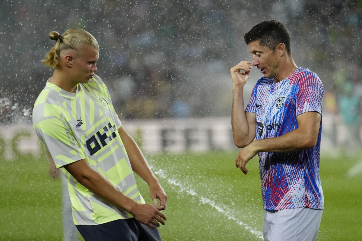Barcelona zremisowała na Camp Nou z Manchesterem City 3:3 w towarzyskim meczu piłkarskim. Dochód ze spotkania zostanie przeznaczony na pomoc osobom cierpiącym na ALS (stwardnienie zanikowe boczne). Robert Lewandowski był rezerwowym gospodarzy.