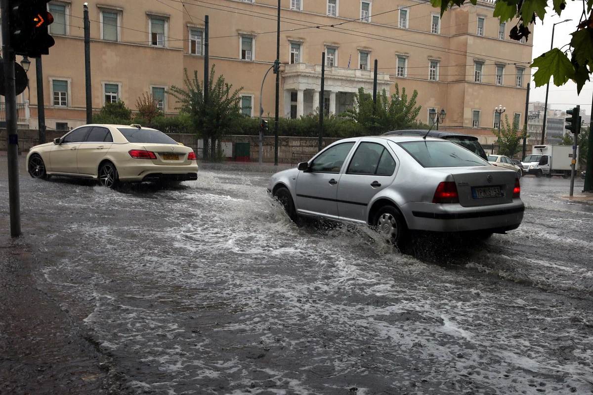 Niebezpieczny front atmosferyczny spowodował burze i ulewy na Bałkanach w ostatnich dwóch dobach. Według bułgarskiej służby meteorologicznej i straży pożarnej na Bałkanach uderzyło prawie 150 tys. piorunów. Tylko w jednym mieście – Starej Zagorze w środkowej części Bułgarii - spadło 3 tys. piorunów w ciągu godziny.