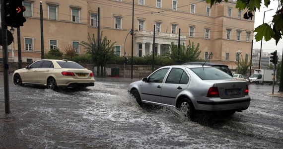 Niebezpieczny front atmosferyczny spowodował burze i ulewy na Bałkanach w ostatnich dwóch dobach. Według bułgarskiej służby meteorologicznej i straży pożarnej na Bałkanach uderzyło prawie 150 tys. piorunów. Tylko w jednym mieście – Starej Zagorze w środkowej części Bułgarii - spadło 3 tys. piorunów w ciągu godziny.