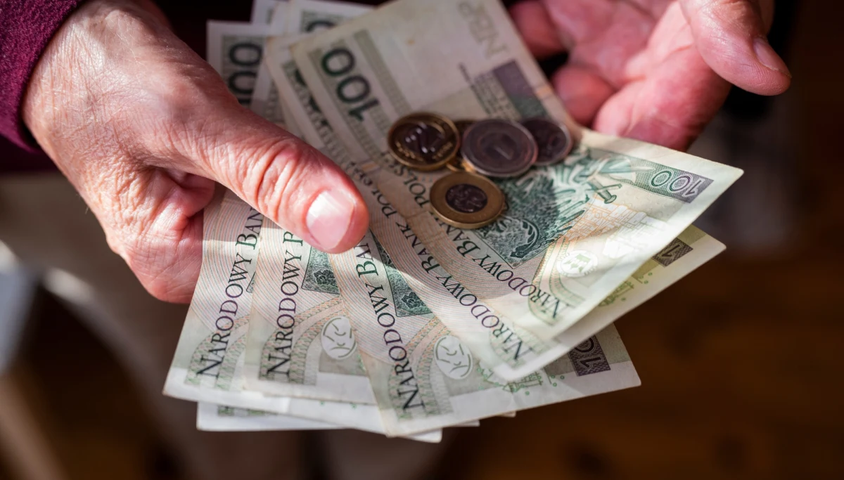 Pierwsi emeryci i renciści otrzymali czternaste emerytury - poinformowała prezes Zakładu Ubezpieczeń Społecznych Gertruda Uścińska. Świadczenie na rękę w pełnej wysokości wynosi 1217,98 zł. Kolejni seniorzy dodatkowe pieniądze otrzymają wraz z wrześniowym świadczeniem. 