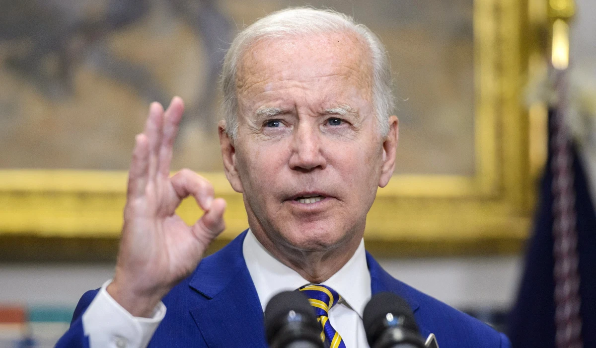 Prezydent USA Joe Biden ogłosił umorzenie do 20 tys. dolarów kredytów studenckich dla osób zarabiających poniżej 125 tys. dolarów rocznie. Przedłużył też obowiązujące podczas pandemii koronawirusa moratorium na spłatę kredytów do końca roku. 