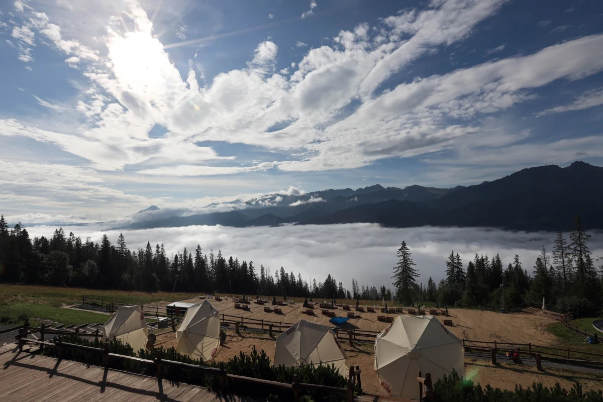 Czwartek będzie pogodnym i upalnym dniem, tylko na zachodzie zachmurzenie duże z przelotnymi opadami deszczu i burzami – przekazała dyżurna synoptyk Instytutu Meteorologii i Gospodarki Wodnej Ewa Łapińska.