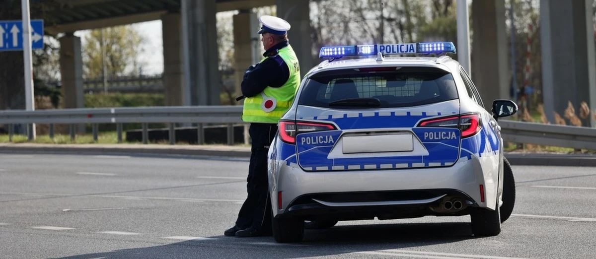 Od 17 września wchodzi nowe rozporządzenie w sprawie kar za naruszenie przepisów ruchu drogowego. Zmiany rozszerzają katalog wykroczeń, za które kierowca dostanie 15 punktów karnych, przez co łatwiej będzie można stracić prawo jazdy. Ministerstwo Spraw Wewnętrznych i Administracji chce szczególnie karać tych kierowców, którzy przekraczają prędkość i jeżdżą pod wpływem alkoholu.