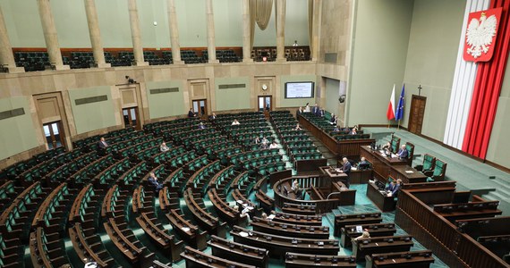 Do Sejmu trafił właśnie rządowy projekt ustawy o dopłatach do innych źródeł ciepła niż węgiel. Chodzi o wsparcie dla odbiorców ciepła używających do opalania pelletu, LPG, oleju opałowego, drewna opałowego i używających ciepła systemowego. Minister Moskwa zapowiadała, że ustawa mogłaby wejść w życie już we wrześniu. 