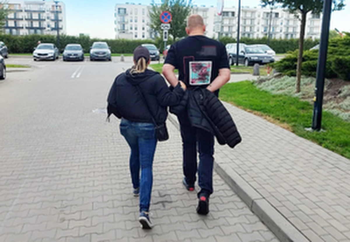 36-letni pracownik jednego z warszawskich banków odpowie za oszustwa i usiłowanie oszustw oraz za naruszenia tajemnicy bankowej. Mężczyzna wykradł dane 34 klientów i udostępnił je wspólnikowi, a ten podrabiał dokumenty i wyłudzał kredyty.

