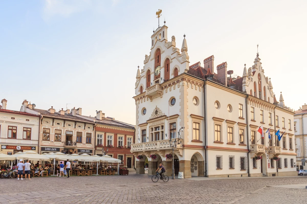 Podkarpacka Regionalna Organizacja Turystyczna zaprasza na nieodpłatne spacery po Rzeszowie trasą Dziedzictwa Rzeszowskich Żydów. Oprócz wędrówki z przewodnikiem uczestnicy będą mogli zobaczyć odgrywane na żywo sceny aktorskich ze słuchowiska "Libe" w reżyserii Michała Chołki.

