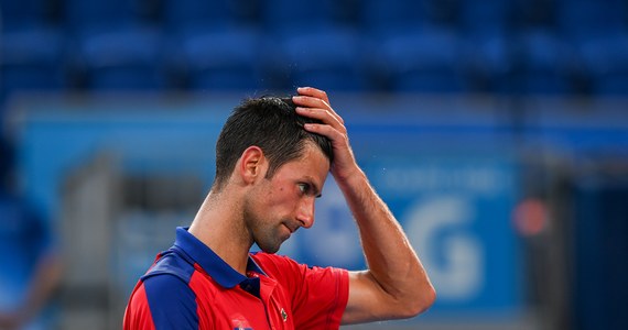 Trzykrotny triumfator wielkoszlemowego turnieju tenisowego US Open Novak Djokovic potwierdził, że zabraknie go w tegorocznej edycji. Powodem jest brak szczepienia na Covid-19. "Niestety, tym razem nie będę mógł przyjechać do Nowego Jorku" - napisał Serb na Twitterze.