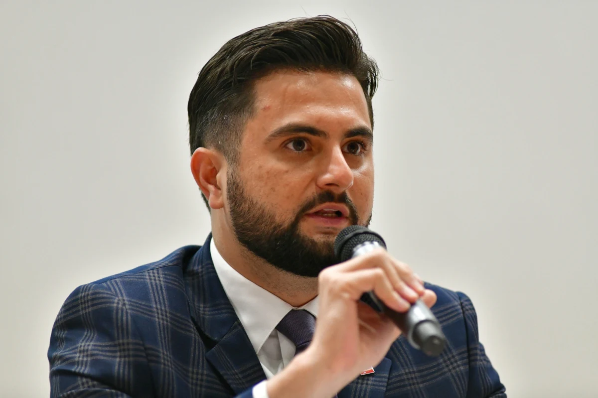 Wiceminister rolnictwa Norbert Kaczmarczyk zaprzecza, jakoby miał dostać na prezent ślubny od brata ciągnik wart 1,5 miliona złotych. "Mój brat kilka dni temu kupił legalnie ciągnik. Brat, jako że w jednym domu prowadzimy działalność rolniczą, przekazał mi go w użytkowanie z okazji wesela" - napisał w oświadczeniu Kaczmarczyk. Wspomniał też o "brutalnej napaści politycznej".