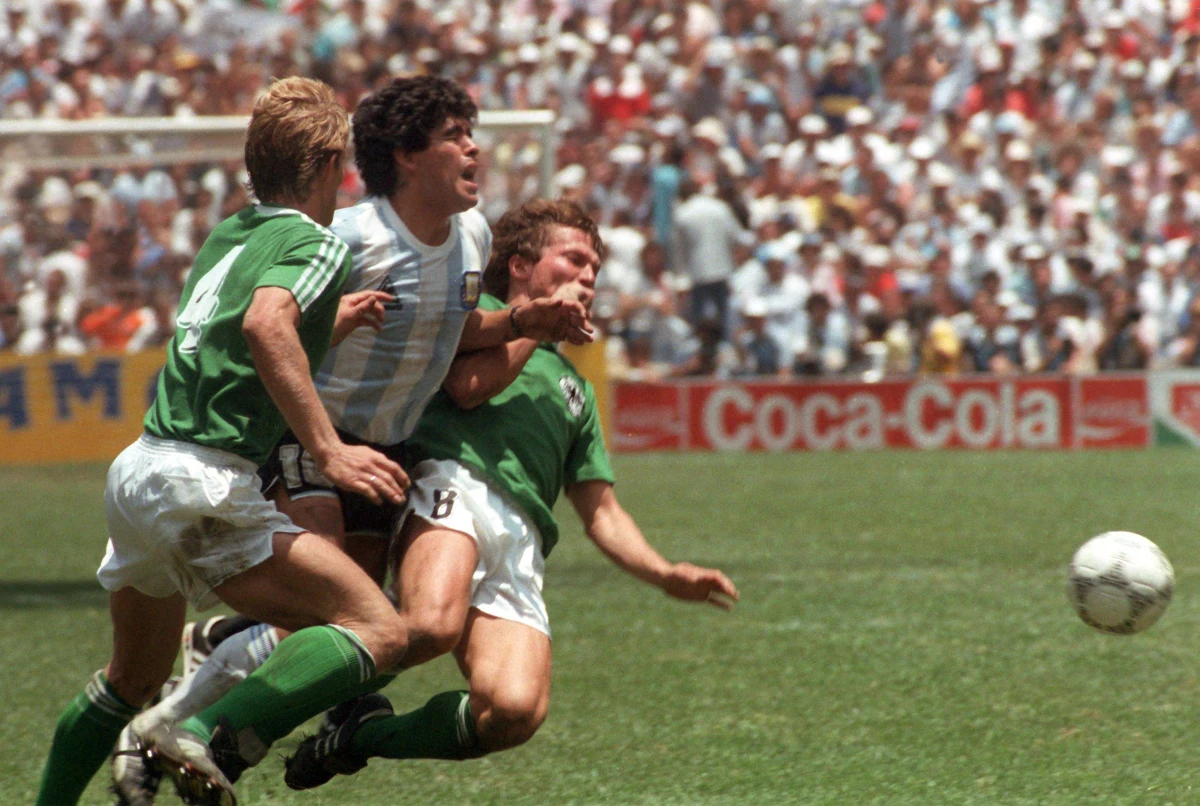 Były niemiecki piłkarz Lothar Matthaus przekazał koszulkę Diego Maradony, którą dostał od niego podczas finałowego meczu mistrzostw świata w 1986 roku, argentyńskiej ambasadzie. Koszulka zostanie przekazana nowo otwartemu muzeum piłki nożnej w Madrycie.