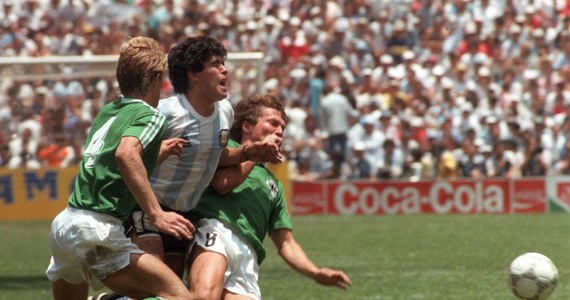 Były niemiecki piłkarz Lothar Matthaus przekazał koszulkę Diego Maradony, którą dostał od niego podczas finałowego meczu mistrzostw świata w 1986 roku, argentyńskiej ambasadzie. Koszulka zostanie przekazana nowo otwartemu muzeum piłki nożnej w Madrycie.