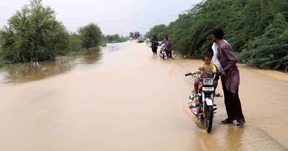 ​Ponad 30 milionów osób ucierpiało w ostatnich kilku tygodniach w Pakistanie w wyniku rekordowo obfitych deszczów monsunowych i katastrofalnych powodzi - poinformowała minister ds. zmian klimatu Sherry Rehman.