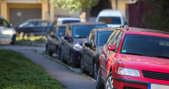 Ministerstwo Infrastruktury zaprzecza, by wchodzące w życie 21 września nowe przepisy o ruchu drogowym zabraniały możliwości zatrzymania lub postoju pojazdu samochodowego na drodze dla pieszych. 