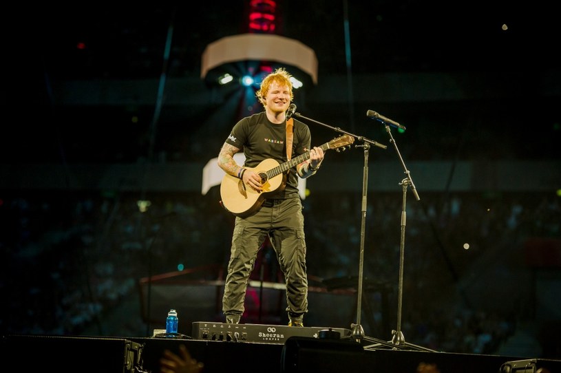 Ed Sheeran zagrał dwa koncerty w Polsce - 25 i 26 sierpnia pojawił się na PGE Narodowym. Podczas drugiego występu zaprosił na scenę ukraiński zespół, by pokazać swoje wsparcie dla walczącego narodu. 