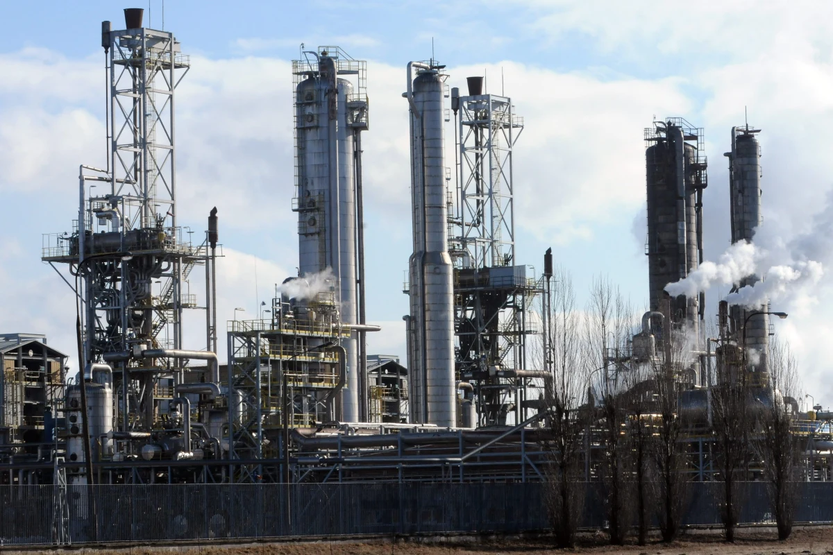 ​Ministerstwo Aktywów Państwowych zaproponuje rozwiązanie, które złagodziłoby obecny kryzys gazowy. W ostatnich dniach zakłady produkujące nawozy wstrzymały produkcję ze względu na wysokie ceny surowca, co pociągnęło za sobą całe domino problemów gospodarczych. Jak podaje Business Insider, zgodnie z projektem PGNiG miałby poszczególnym zakładom sprzedawać gaz po cenach "nie wyższych, niż średni koszt jego pozyskania, powiększony o średni ważony koszt kapitału".