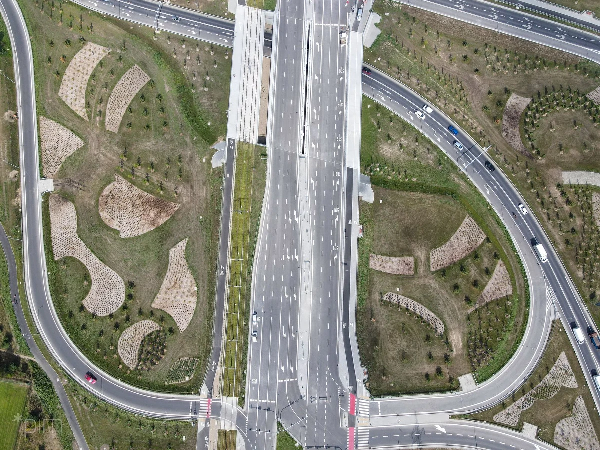 Nowe wiadukty drogowe nad ul. Lechicką są już w pełni przejezdne. Uruchomienie ich było planowane na sobotę, 27 sierpnia, ale testy sygnalizacji świetlnej przebiegły na tyle pomyślnie, że możliwe było natychmiastowe wprowadzenie stałej organizacji ruchu. Autobusy komunikacji publicznej pojadą tamtędy od 1 września.
 
