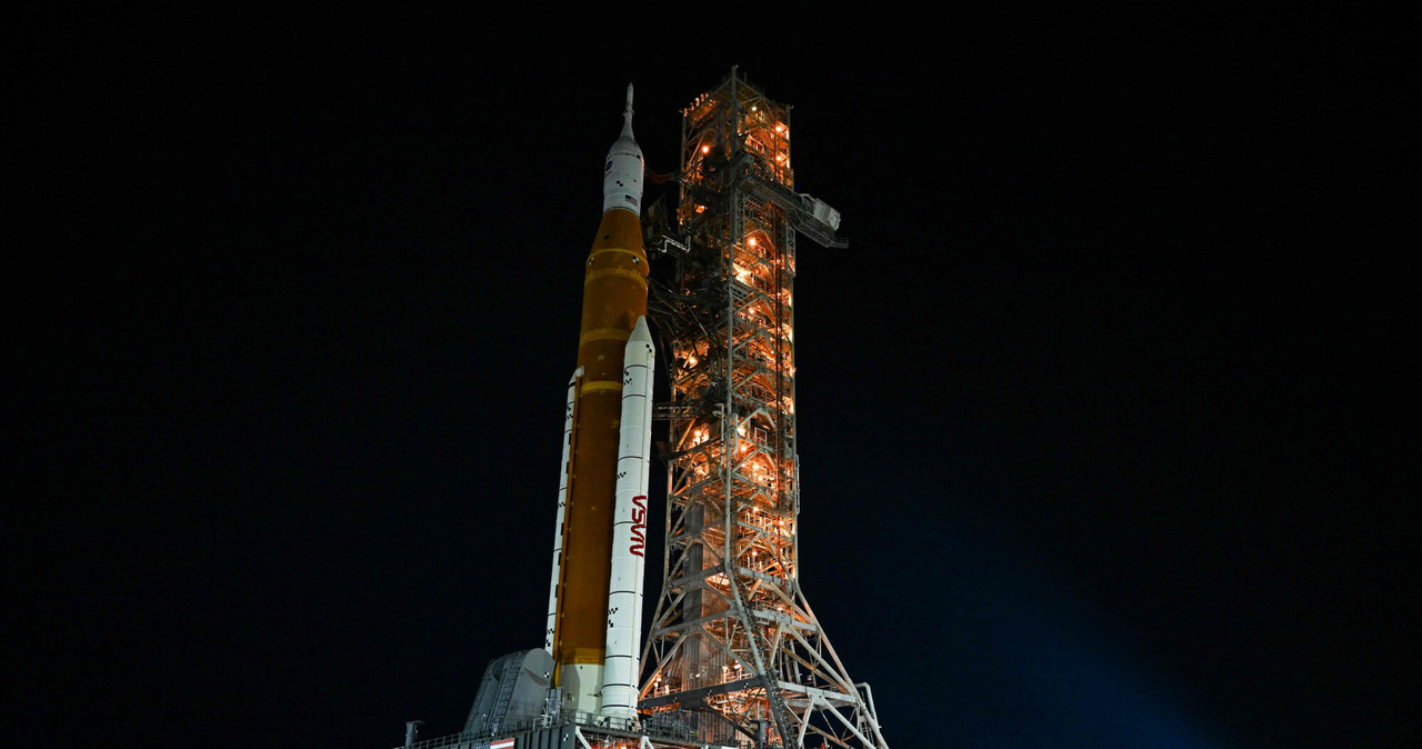Po poniedziałkowej ocenie zniszczeń wyrządzonych przez ostatni huragan amerykańska agencja kosmiczna zapewniła, że nie jest konieczne długie odkładanie startu Artemis 1, w związku z czym rakieta SLS dziś rano zaczęła odliczanie do lotu... i poleciała!