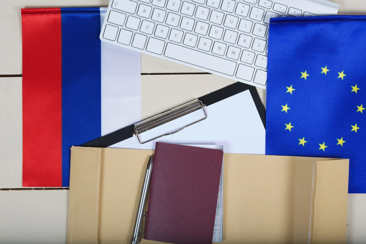 56 eurodeputowanych różnych narodowości i frakcji w liście do władz UE wzywa do zawieszenia wydawania wiz turystycznych Rosjanom. "Tak długo, jak obywatele Ukrainy cierpią z powodu okrucieństwa wojennej agresji Rosji, tak długo Rosjanie nie powinni być wpuszczani do UE" - napisali eurodeputowani. 