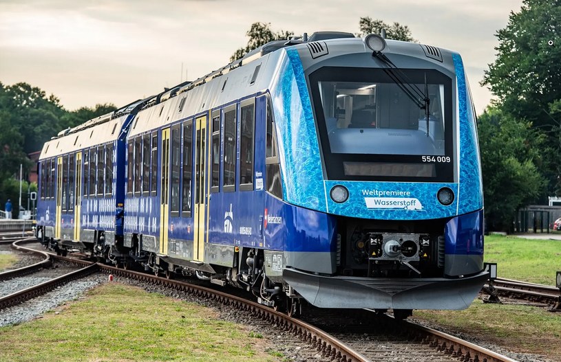 Po dwóch latach eksploatacji próbnej, pociągi Coradia iLint z wodorowymi ogniwami paliwowymi wchodzą do stałej obsługi, rozpoczynając historię pierwszej na świecie w 100 proc. wodorowej linii kolejowej. 