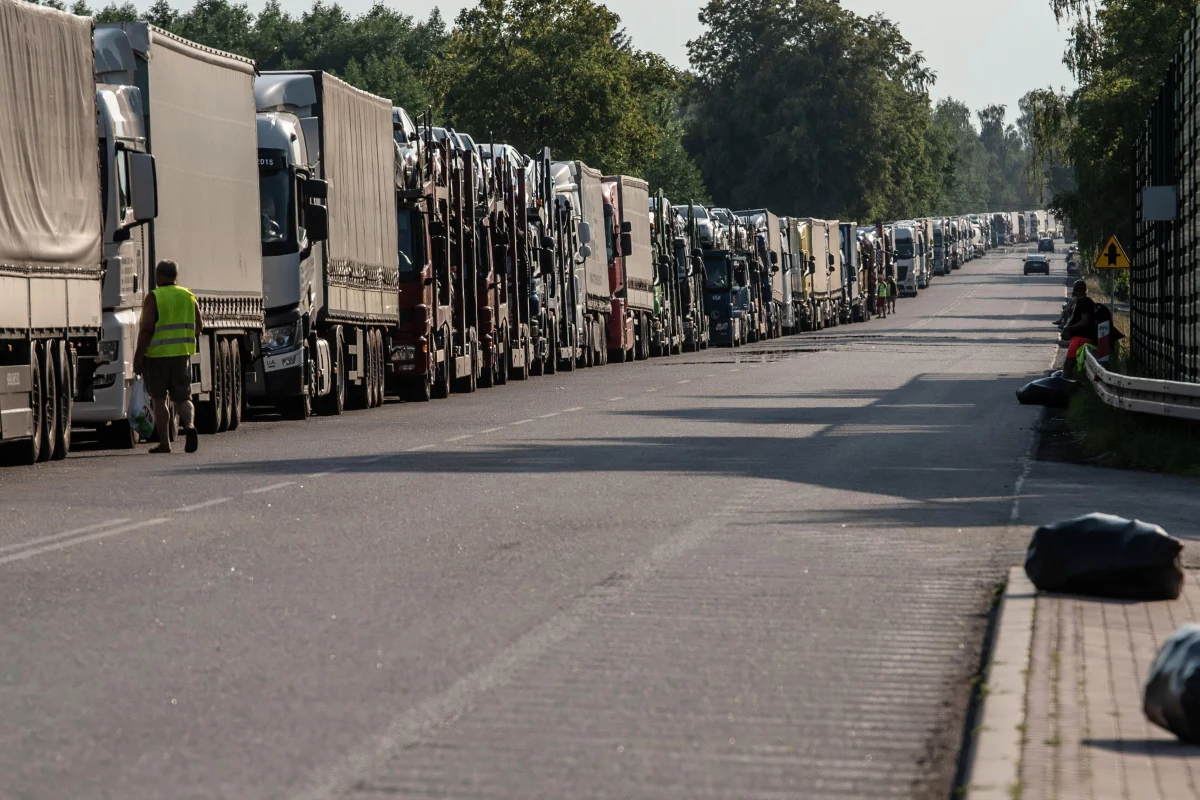 Cztery dni czekają kierowcy ciężarówek na wjazd do Polski, przez przejście w Dorohusku (Lubelskie). W kolejce po ukraińskiej stronie znajduje się ponad 2 tys. pojazdów - poinformował rzecznik Izby Administracji Skarbowej w Lublinie Michał Deruś.

