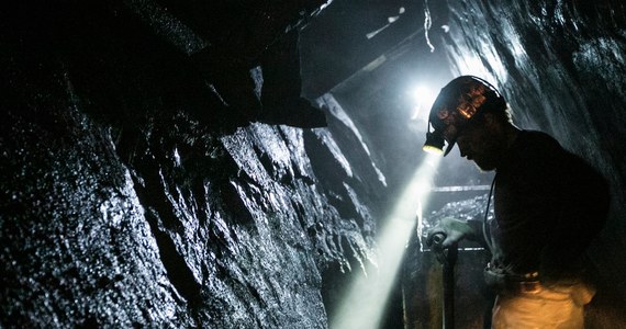 Wypadek w kopalni węgla kamiennego Knurów na Śląsku. 850 metrów pod ziemią przysypany został górnik. Trwa akcja ratunkowa. 
