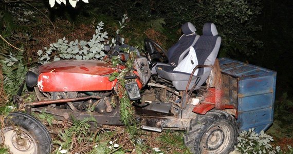 W Jodłówce Tuchowskiej traktor, który pokonywał strome wzniesienie zjechał z drogi, przewrócił się  do góry kołami i przygniótł prowadzącego. 73-latek w wyniku poniesionych obrażeń zmarł - poinformował rzecznik małopolskiej policji Sebastian Gleń.

