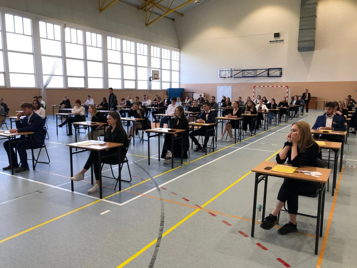 Jaki będą wyglądać matury w 2023 roku? Jakie zmiany czekają absolwentów szkół średnich? Czy przyszłoroczny egzamin dojrzałości będzie trudniejszy niż w latach poprzednich? Jaki jest harmonogram matur 2023? Odpowiedzi na te pytania znajdziecie w naszym artykule.