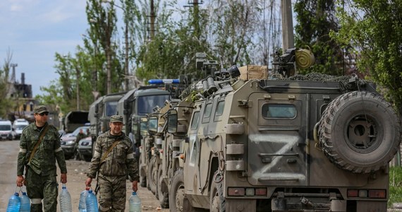 Pomimo zapowiedzi władz okupacyjnych, problemy z wodą w Mariupolu na południowym wschodzie Ukrainy wciąż nie zostały rozwiązane. Jak poinformowała, lojalna wobec Kijowa rada miasta Mariupola, mieszkańcy piją wodę z kałuż. 