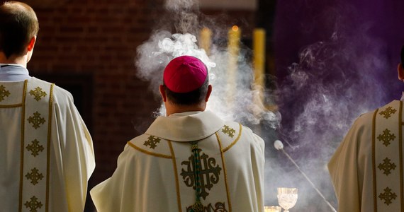 Polski Episkopat opublikował wnioski syntezy krajowej Synodu o synodalności. To efekt prac katolików z całej Polski. W dokumencie przeważają negatywne opinie o Kościele i księżach.