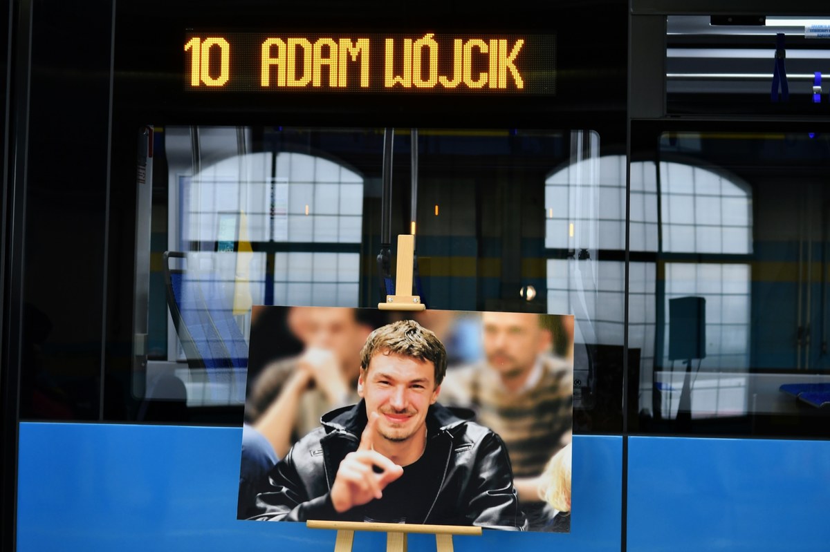 Dziś - 26 sierpnia - MPK Wrocław upamiętni koszykarską legendę. Mija dokładnie 5 lat od śmierci Adama Wójcika, legendarnego koszykarza Śląska Wrocław i reprezentacji Polski. Jest on patronem jednego z wrocławskich tramwajów. 
