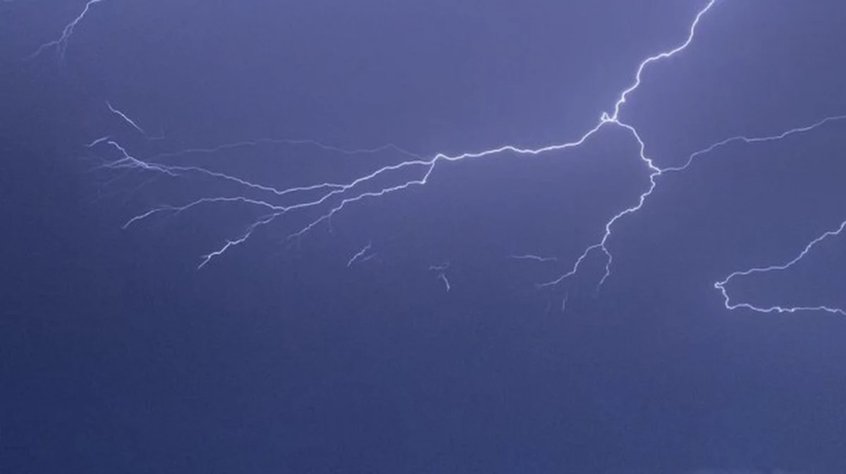 Burze z gradem mają dziś przejść przez Dolny Śląsk. Ostrzeżenia wydał Instytut Meteorologii i Gospodarki Wodnej. Czego dokładnie i w których częściach regionu powinni spodziewać się mieszkańcy?