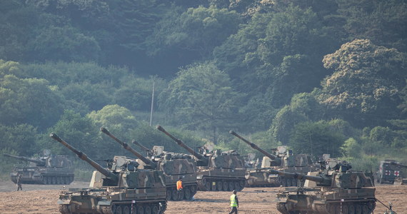 Wicepremier, szef MON Mariusz Błaszczak zatwierdził w piątek umowy wykonawcze na zakup czołgów i samobieżnych armatohaubic od Korei Południowej. W krótkim czasie osiągnęliśmy bardzo wiele - wskazał Błaszczak mówiąc o współpracy z Koreą Południową.