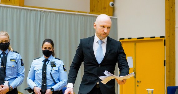 Anders Breivik ponownie złożył pozew przeciwko państwu norweskiemu. Sprawca zamachu terrorystycznego z 2011 roku w Oslo i na wyspie Utoya domagaz się złagodzenia warunków izolacji - potwierdził jego prawnik Oystein Storrvik.