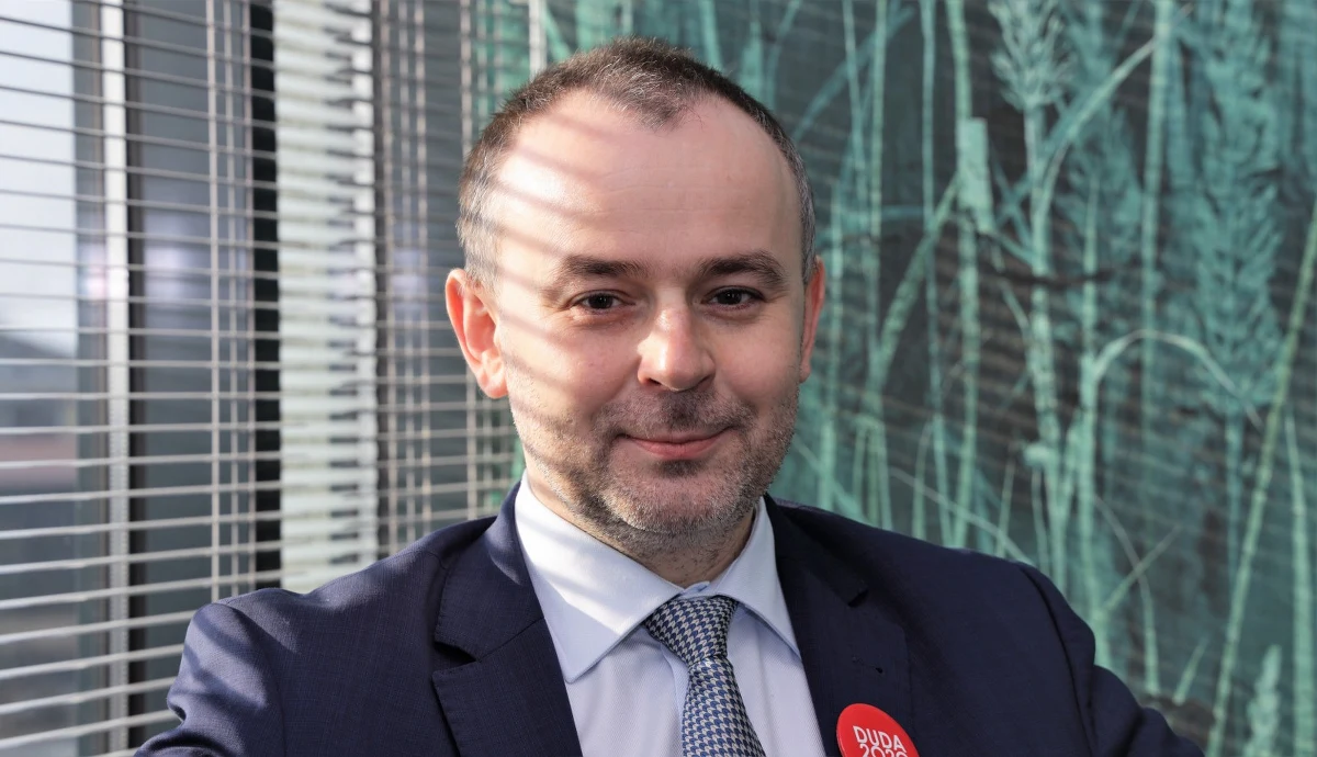 Prezydent Andrzej Duda powołał Pawła Muchę - adwokata, absolwenta Wydziału Prawa i Administracji Uniwersytetu im. A. Mickiewicza w Poznaniu - do zarządu Narodowego Banku Polskiego; Mucha zasiądzie w nim od 1 września - potwierdziła szefowa Kancelarii Prezydenta Grażyna Ignaczak-Bandych.