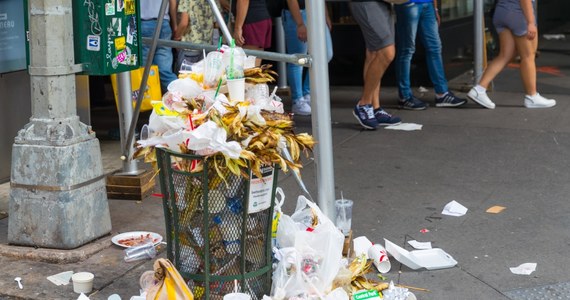 Do trwającego od ponad tygodnia strajku firm zajmujących się wywozem śmieci w Szkocji, dołaczają kolejne regiony. Odpady nie są wywożone już z większości obszarku kraju. W Edynburgu walające się śmieci zbierają wolontariusze.