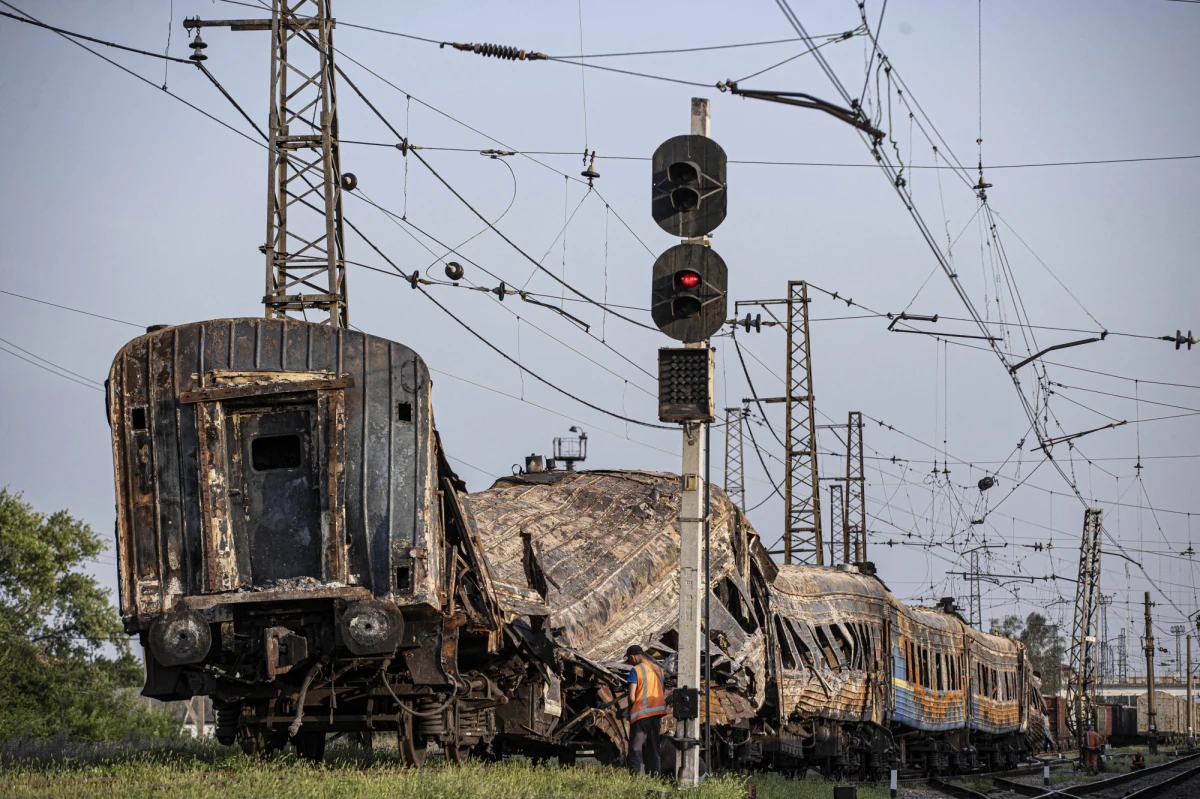 Rosyjski atak rakietowy na stację kolejową w miejscowości Czaplino w obwodzie dniepropietrowskim na wschodzie Ukrainy mógł być zbrodnią wojenną – oceniła agencja AP, powołując się na ekspertów w dziedzinie prawa międzynarodowego. W środowym ostrzale zginęło 25 osób, w tym dwoje dzieci.