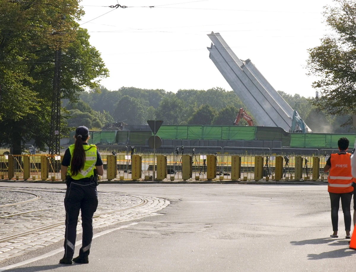 Prawie 80 metrowy pomnik z sowieckimi gwiazdami na szczycie został zburzony w Rydze, stolicy Łotwy. Obelisk upamiętniał zwycięstwo Armii Czerwonej nad nazistowskimi Niemcami. 