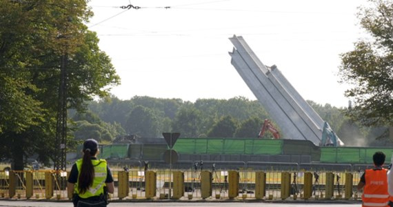 Prawie 80 metrowy pomnik z sowieckimi gwiazdami na szczycie został zburzony w Rydze, stolicy Łotwy. Obelisk upamiętniał zwycięstwo Armii Czerwonej nad nazistowskimi Niemcami. 