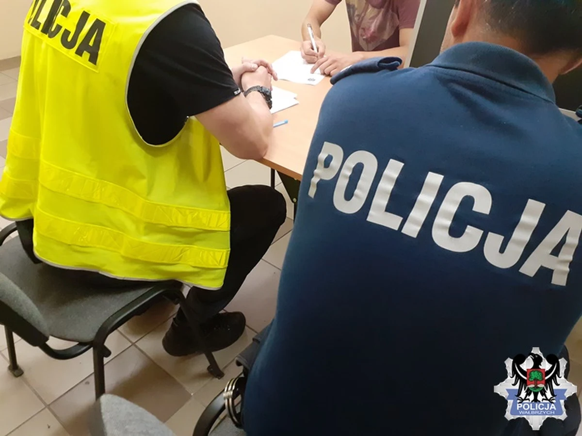 Policjanci z Komisariatu Policji w Boguszowie-Gorcach na Dolnym Śląsku zatrzymali 2 mężczyzn podejrzanych o kradzieże paliwa. Mieli oni przewiercić baki w 2 samochodach. Próbowali jeszcze ukraść w ten sposób paliwo z kilku innych pojazdów, ale im się to nie udało. Zatrzymanym grozi do 10 lat więzienia.