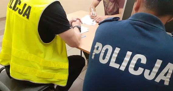 Policjanci z Komisariatu Policji w Boguszowie-Gorcach na Dolnym Śląsku zatrzymali 2 mężczyzn podejrzanych o kradzieże paliwa. Mieli oni przewiercić baki w 2 samochodach. Próbowali jeszcze ukraść w ten sposób paliwo z kilku innych pojazdów, ale im się to nie udało. Zatrzymanym grozi do 10 lat więzienia.