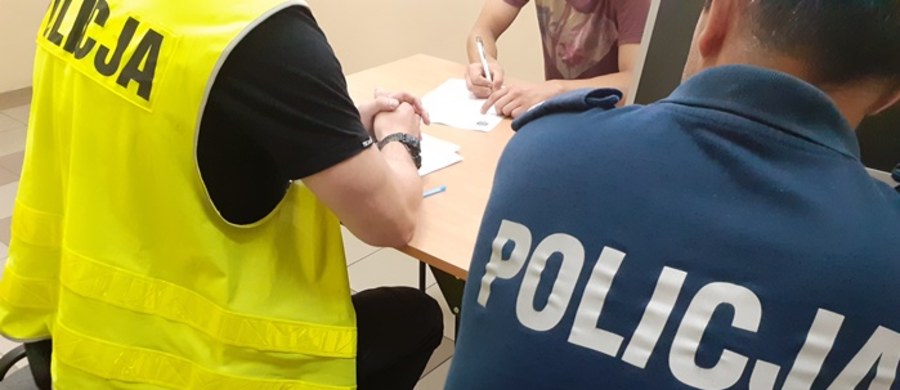 Policjanci z Komisariatu Policji w Boguszowie-Gorcach na Dolnym Śląsku zatrzymali 2 mężczyzn podejrzanych o kradzieże paliwa. Mieli oni przewiercić baki w 2 samochodach. Próbowali jeszcze ukraść w ten sposób paliwo z kilku innych pojazdów, ale im się to nie udało. Zatrzymanym grozi do 10 lat więzienia.