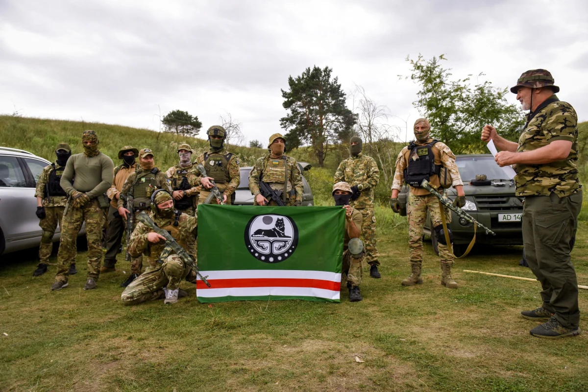 Kadyrow to zdrajca naszego narodu - oświadczyli czeczeńscy ochotnicy, którzy walczą po stronie Ukrainy w wojnie z Rosją. Wcześniej Służba Bezpieczeństwa Ukrainy (SBU) uznała wiernego Kremlowi przywódcę Czeczenii Ramzana Kadyrowa za podejrzanego w sprawie zbrodni na Ukrainie.