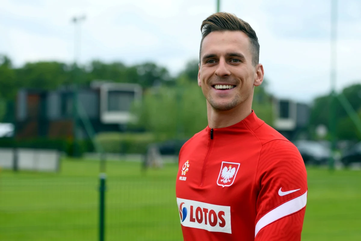 Juventus Turyn zremisował u siebie z Romą 1:1 w trzeciej kolejce włoskiej ekstraklasy piłkarskiej. W bramce gospodarzy wystąpił powracający po kontuzji Wojciech Szczęsny, a w drugiej połowie na boisko wszedł wypożyczony z Olympique Marsylia Arkadiusz Milik.