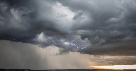 Instytut Meteorologii i Gospodarki Wodnej wydał w niedzielę ostrzeżenia pierwszego stopnia przed burzami z gradem dla 15 województw, a przed upałami dla pięciu regionów.