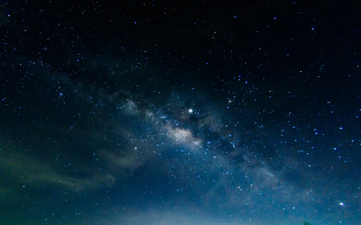 Międzynarodowy zespół naukowców ogłosił odkrycie planety pozasłonecznej, która prawdopodobne pokryta jest wodą - poinformował Uniwersytet Montrealski w Kanadzie. TOI-1452 b to egzoplaneta krążąca wokół jednej z dwóch małych gwiazd w układzie podwójnym znajdującym się 100 lat świetlnych od Ziemi w kierunku konstelacji Smoka.